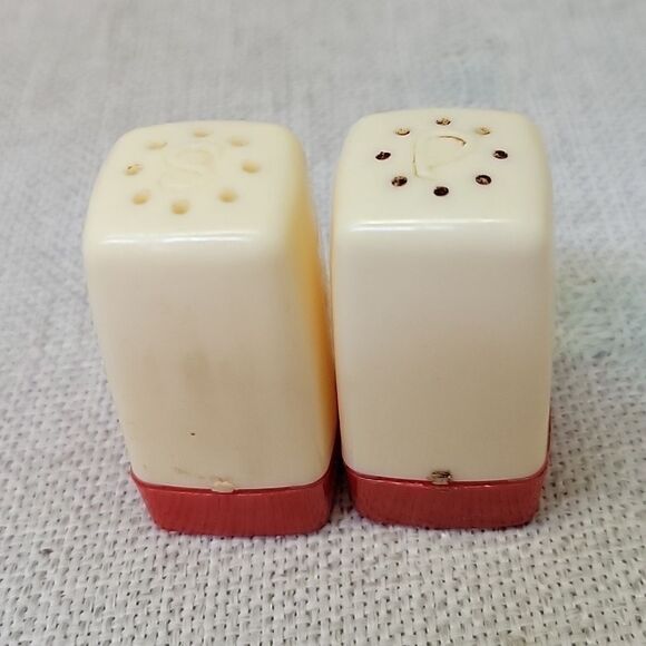 (6) Vintage Salt & Pepper Shaker Sets Plastic Bakelite Plus Extras - Picture 6 of 16